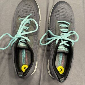 Women's Memory Foam Knit Skechers Size 9